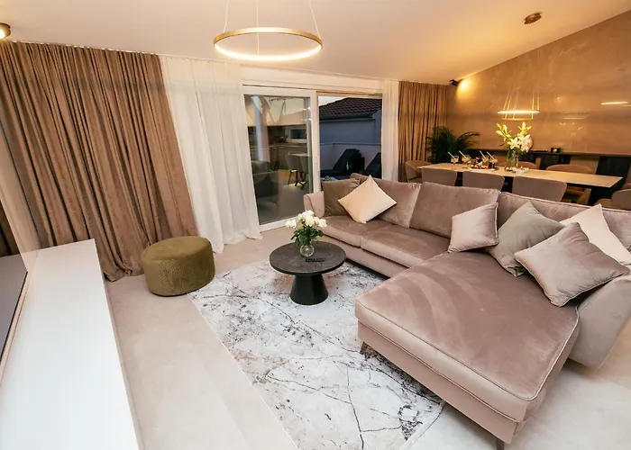 Fk Luxury Penthouse アパート Pakoštane